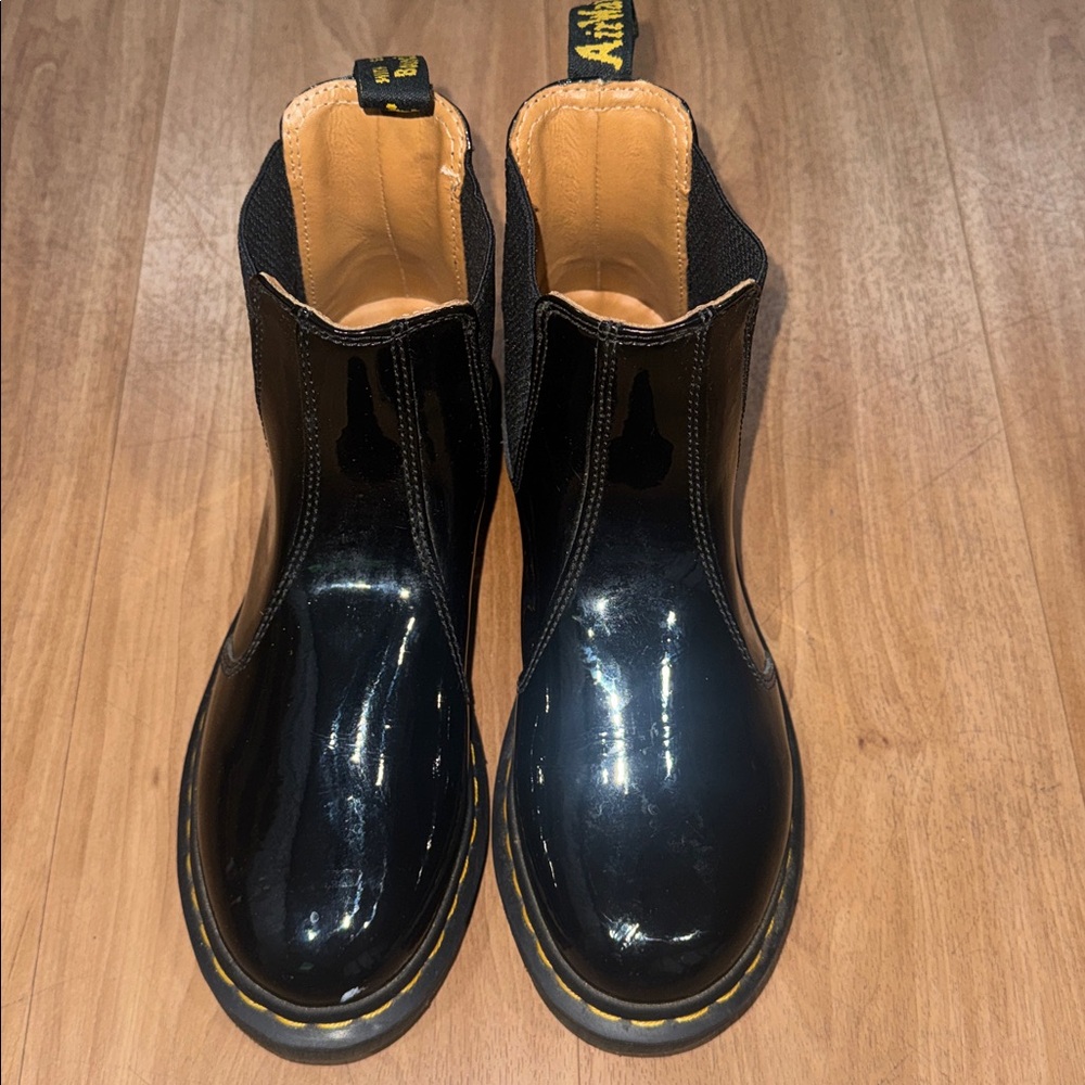 DR MARTENS PATENT LEATHER CHELSEA BOOTS